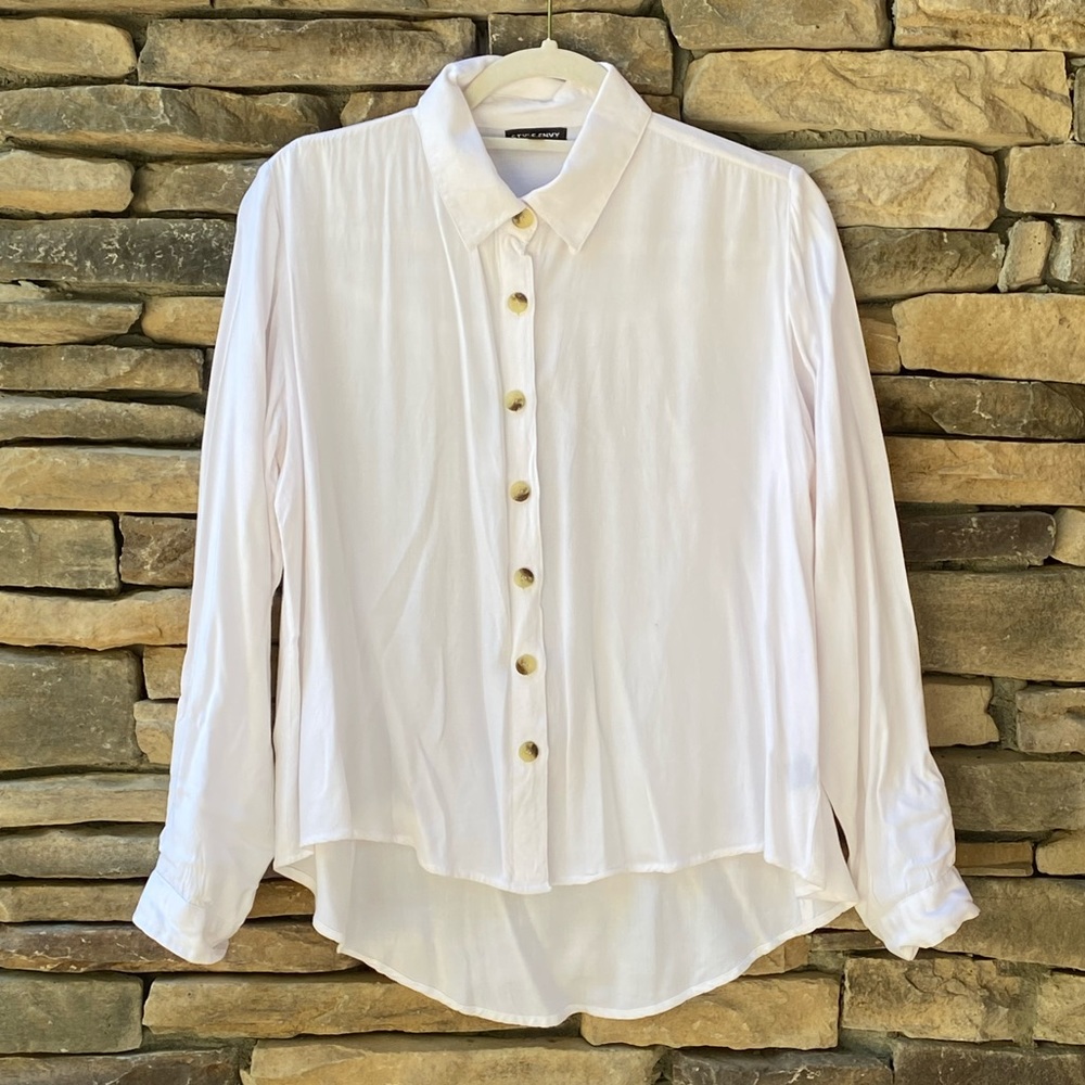 Sexy & Flattering Hi-Lo White button up shirt